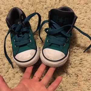 Toddler size 7 high top converse